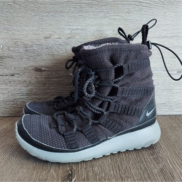 Nike Women’s Roshe Run High Snow Boots 807424-001 Black Pre Owned Size US 6 - Picture 4 of 12